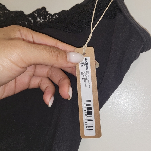 NWT SKIMS FITS EVERYBODY LACE SHORT SLIP DRESS IN ONYX - Picture 6 of 8